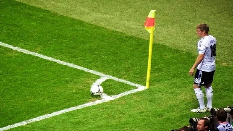 Đá phạt góc là gì?