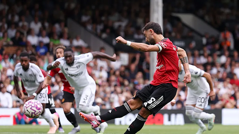 CĐV MU tranh cãi quanh quả phạt đền của Bruno Fernandes