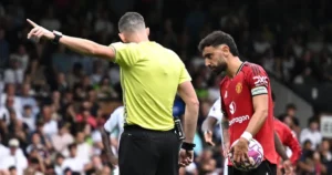 CĐV MU đổ lỗi trọng tài khiến Bruno Fernandes sút Pen hỏng
