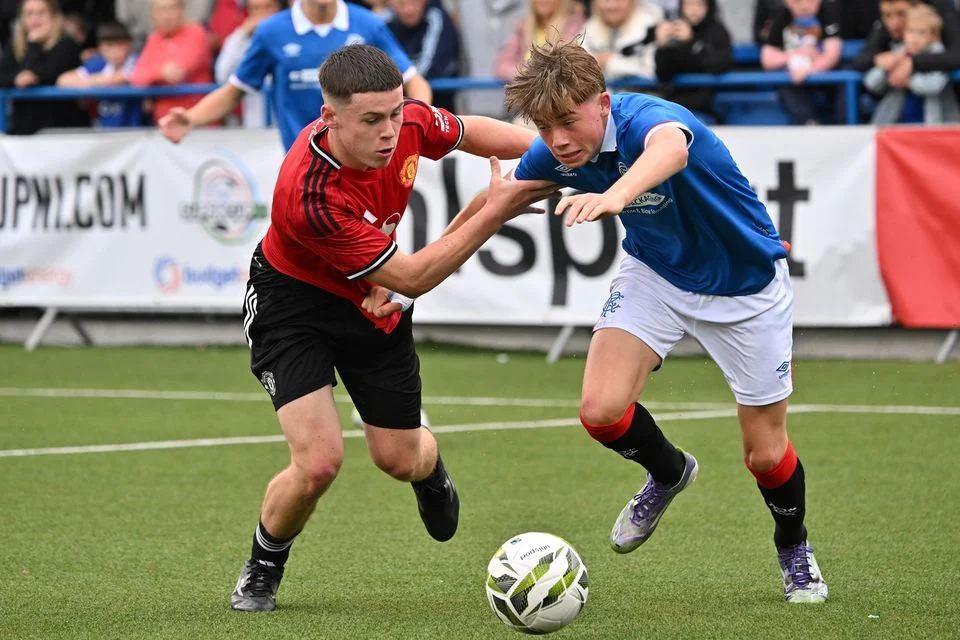 Con trai Rooney có bước nhảy vọt ở MU