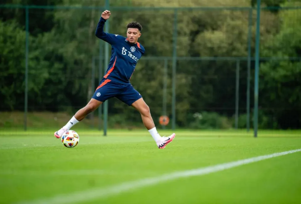 Thương vụ bán Sancho của MU bị đình trệ