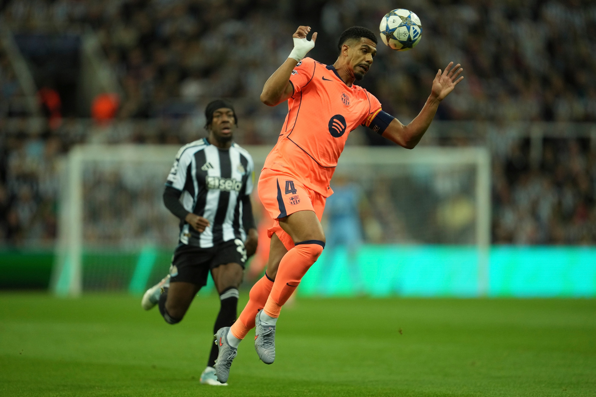 Tương lai của Araujo tại Barcelona đang bị đặt dấu hỏi